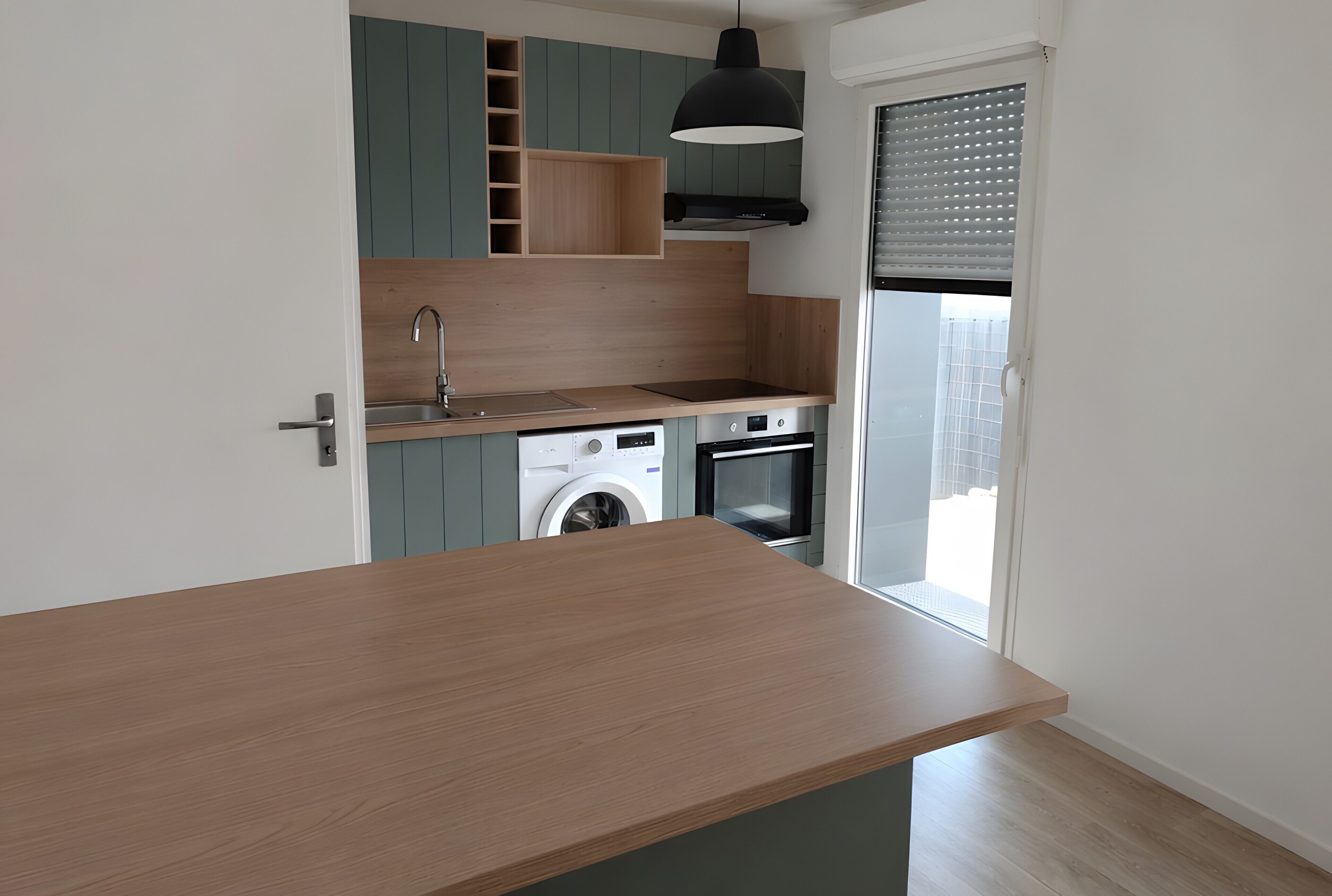 Wasserkocher mit Kaffee-/Teezubehör, Kühlschrank, Mikrowelle, Ofen