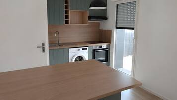 Wasserkocher mit Kaffee-/Teezubehör, Kühlschrank, Mikrowelle, Ofen