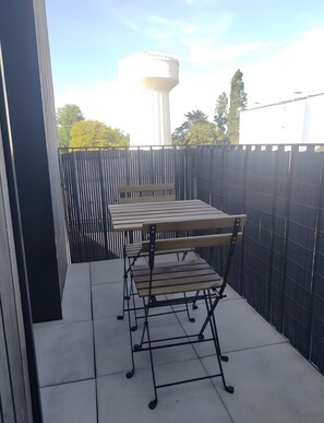 Outdoor dining - 'Gwened'Home' Apartment with Terrace & Parking - Near Vannes City Center (Vannes)
