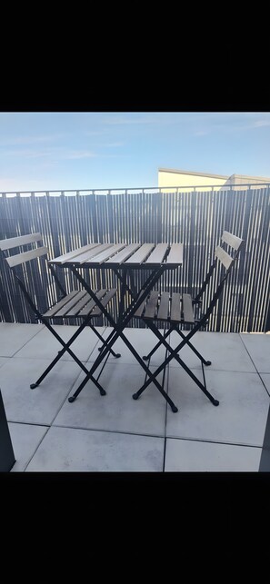 Outdoor dining - 'Gwened'Home' Apartment with Terrace & Parking - Near Vannes City Center (Vannes)