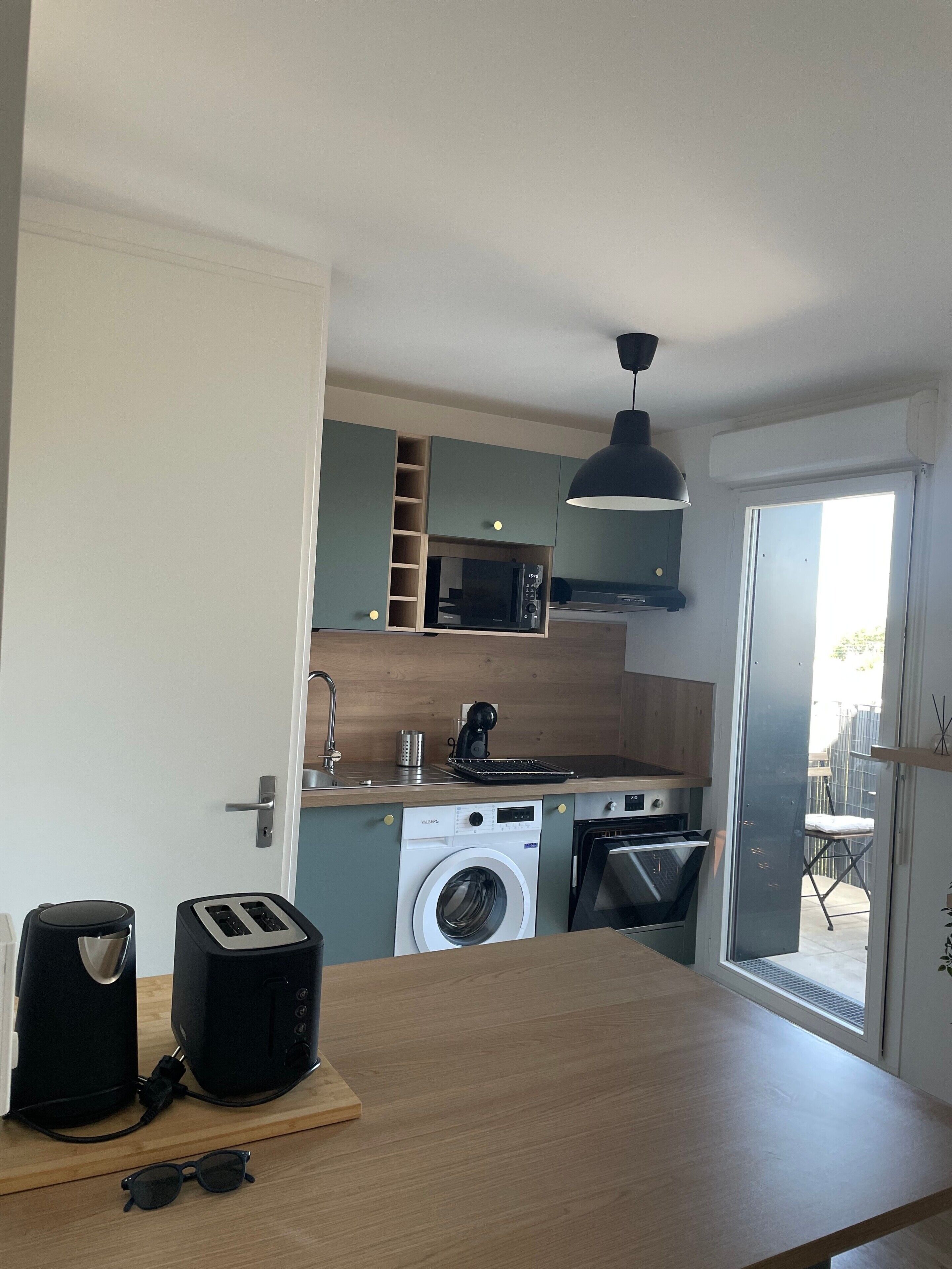 Coffee/tea maker, fridge, microwave, oven
