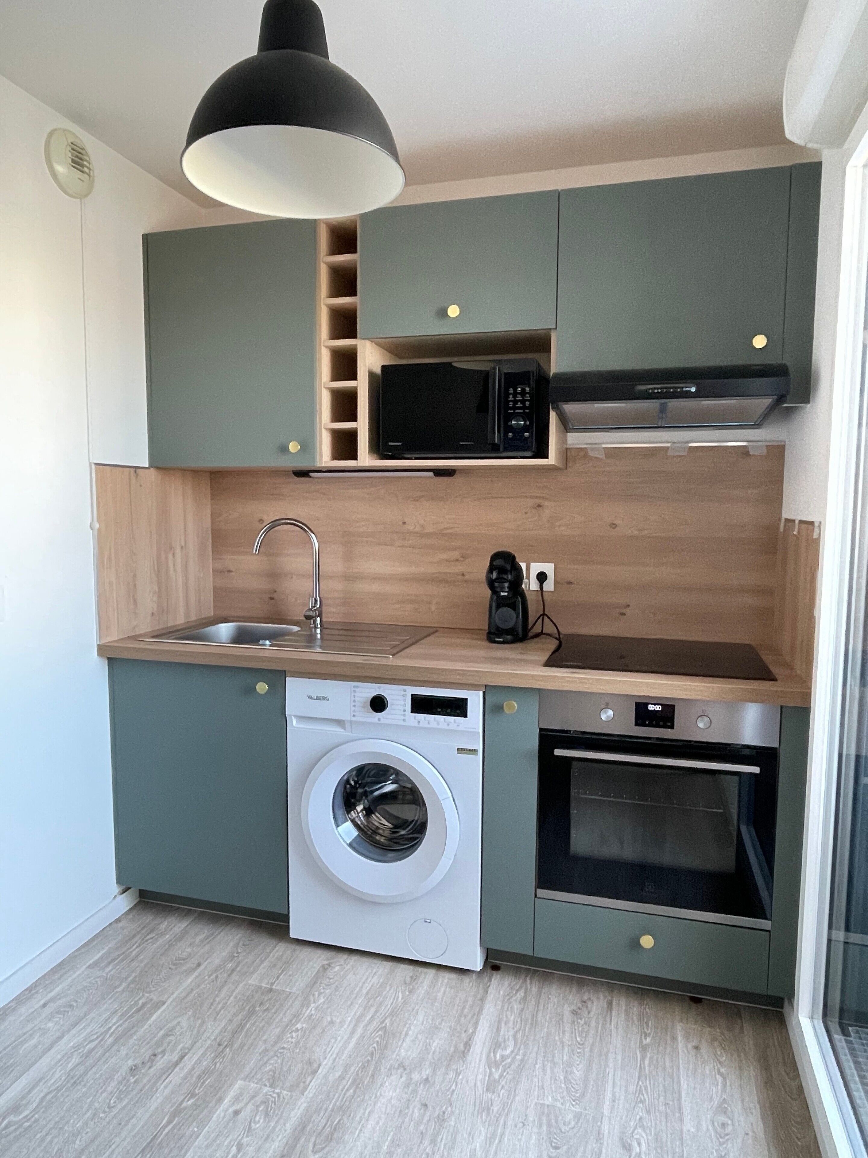 Coffee/tea maker, fridge, microwave, oven