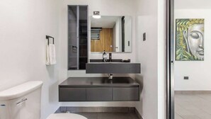 Bathroom - 3BR · Hot Tub + Solar | Work Retreat Mayagüez PR (Mayagüez)
