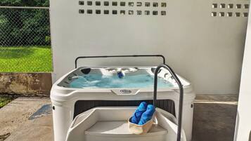Ein Whirlpool mit Bedienfeld und Fußstütze.