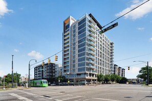 Een meerlaags gebouw met een modern architectonisch ontwerp, gelegen op een kruising.