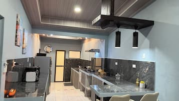 House, 4 Bedrooms | Private kitchen