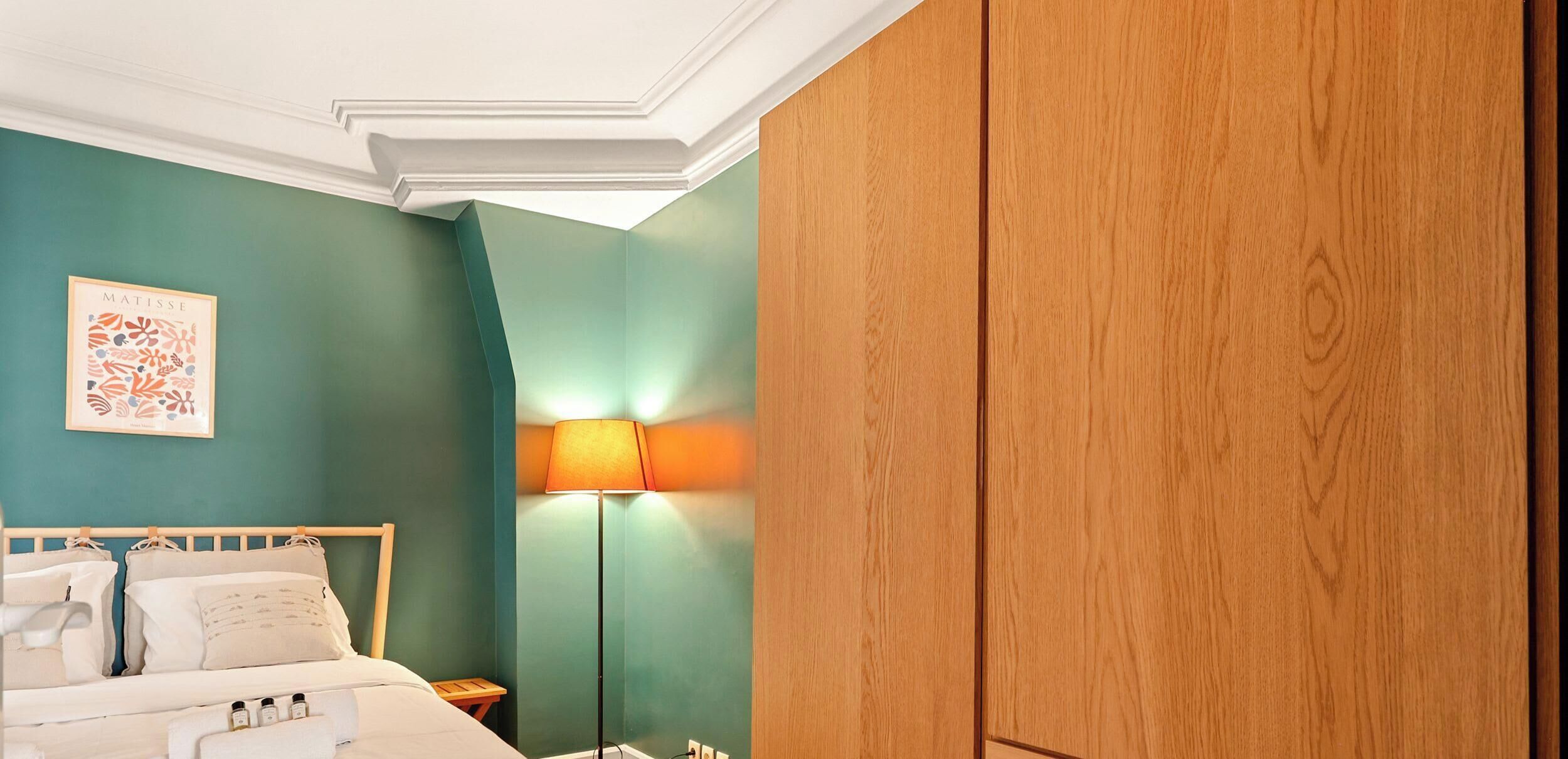 Iron/ironing board, travel cot, WiFi, bed sheets