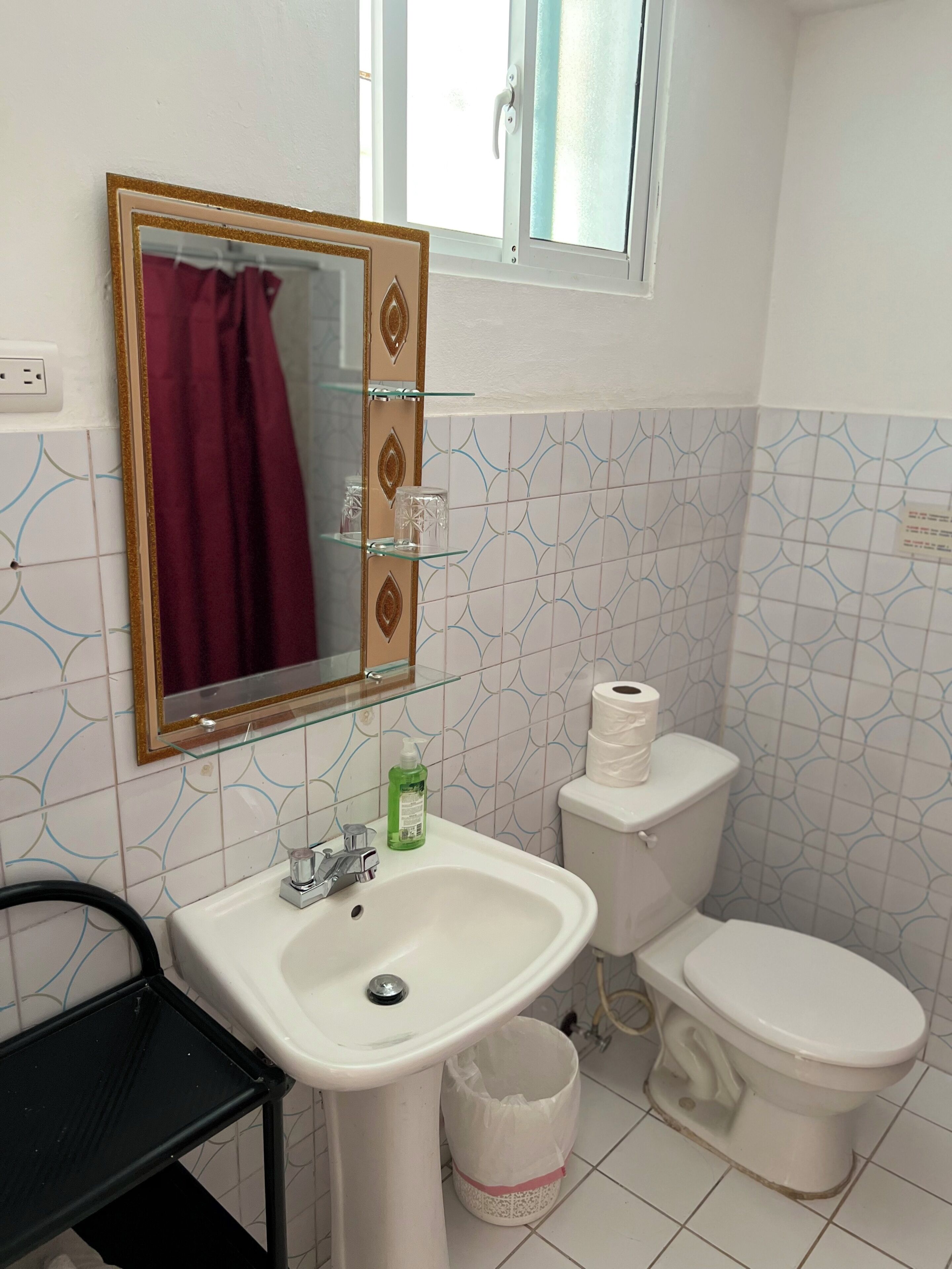 Douche, serviettes fournies, savon, papier de toilette
