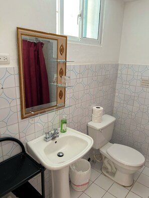Regadera, toallas, jabón, papel de baño 