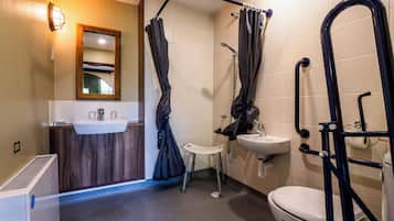 Un baño con ducha, lavamanos e inodoro.