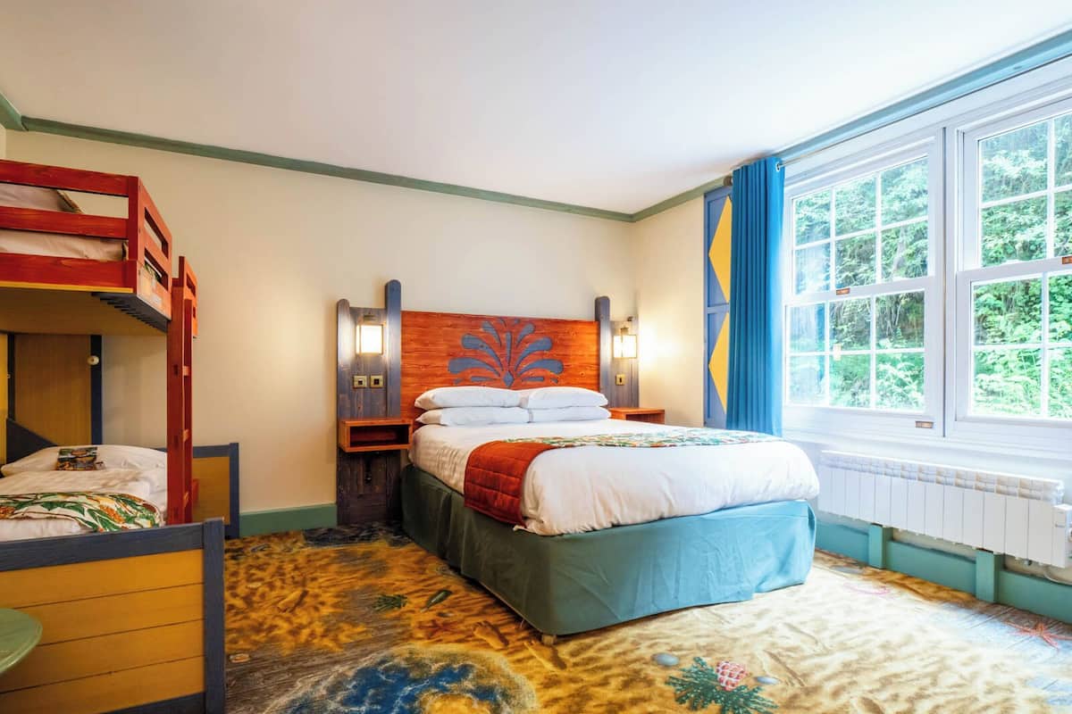 Quarto triplo família (Splash Hotel Beachcomber) | Wi-Fi de cortesia, roupa de cama