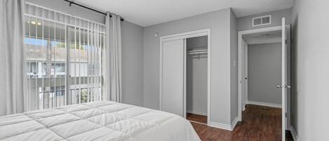 Apartamento, varanda, vista para o pátio | Ferros/tábuas de passar roupa, Wi-Fi de cortesia