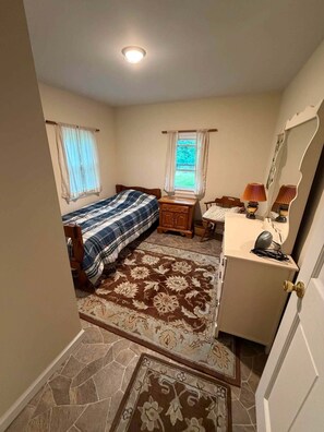 Bed sheets - Cozy 2-bedroom cottage is situated directly on M-25, making it an ideal location (Akron)