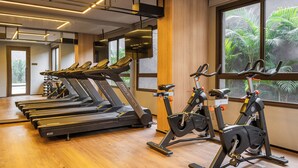 A gym with treadmills, stationary bikes, and exercise equipment. - StayHome Chácara Klabin - AC & Gym (São Paulo)