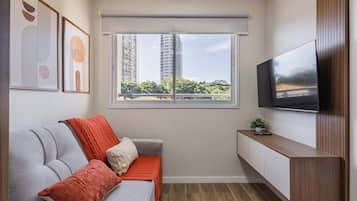 Design-Apartment, 1 Doppelbett, Küche, Parkblick | Wohnbereich