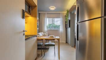 Apartemen Kota, 1 Tempat Tidur Queen dengan tempat tidur Sofa, dapur, pemandangan kota | Ruang makan