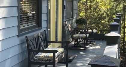 Serene 1-bedroom cabin in quiet neighborhood in Nantahala National Forest