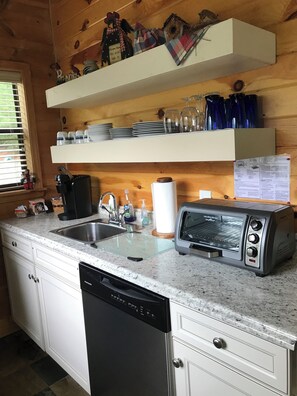 Private kitchen - Serene 1-bedroom cabin in quiet neighborhood in Nantahala National Forest (Murphy)