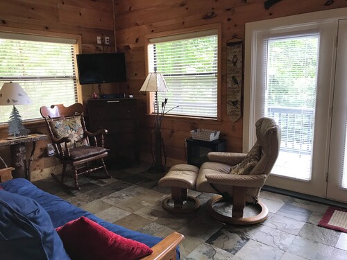 Serene 1-bedroom cabin in quiet neighborhood in Nantahala National Forest