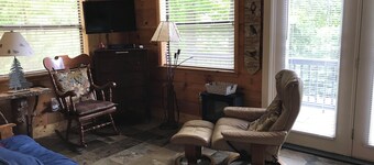 Serene 1-bedroom cabin in quiet neighborhood in Nantahala National Forest
