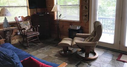Serene 1-bedroom cabin in quiet neighborhood in Nantahala National Forest
