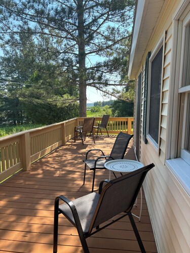 Wonderful cottage on Lake Anne Louise in historic Blaney Park