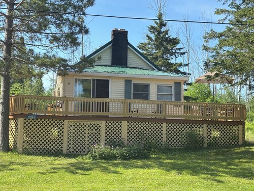 Wonderful cottage on Lake Anne Louise in historic Blaney Park