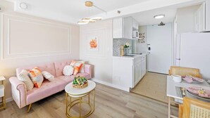 Căn hộ, có thể sử dụng hồ bơi, quang cảnh kênh (1 Bedroom) | Khu phòng khách