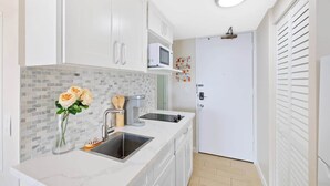 Căn hộ, có thể sử dụng hồ bơi, quang cảnh kênh (1 Bedroom) | Bếp riêng