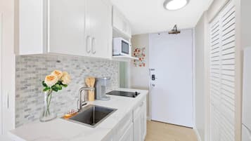 Apartment, Canal View (1 Bedroom) | Private kitchen | Coffee/tea maker, fridge, microwave, stovetop