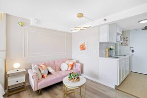 Apartamento, vista para o canal (1 Bedroom) | Cozinha privada | Cafeteira/chaleira, geladeira, micro-ondas, cooktop
