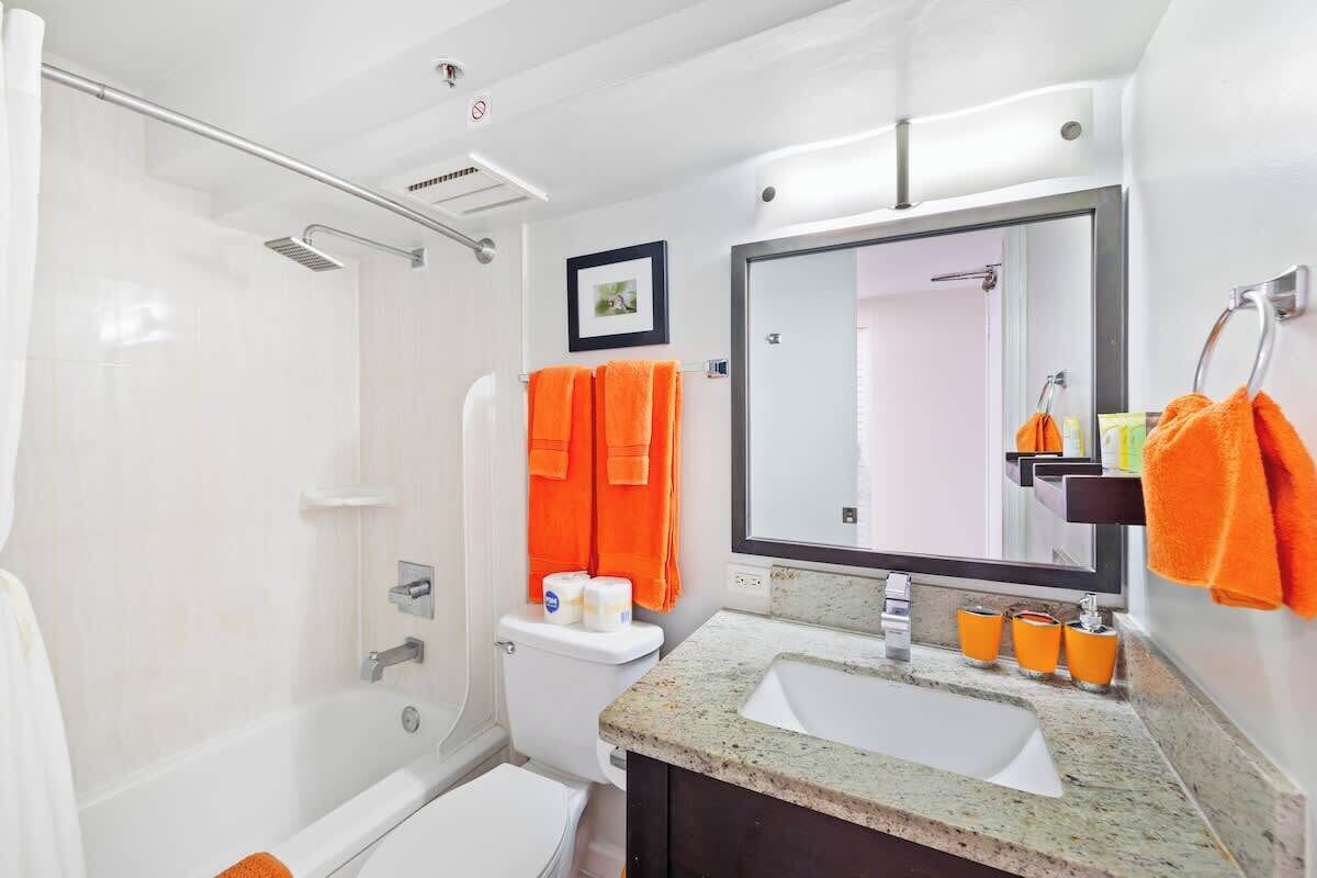 Ein modernes Badezimmer mit Badewanne, Toilette und Waschbecken.