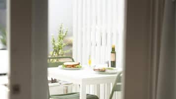 Standard Double Room, Garden View | Dining