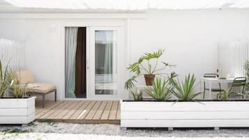 Habitación estándar doble, vistas al jardín | Restaurante al aire libre