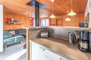 Een kleine keuken met een broodrooster, waterkoker en koffiezetapparaat.