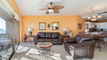 Condo, várias camas, sacada (Sonoran Spa SPAE 408) | Área de estar