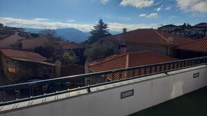 A residential area with houses, a clear sky, and a distant mountain range. - Casa da Fonte (Peso da Regua)