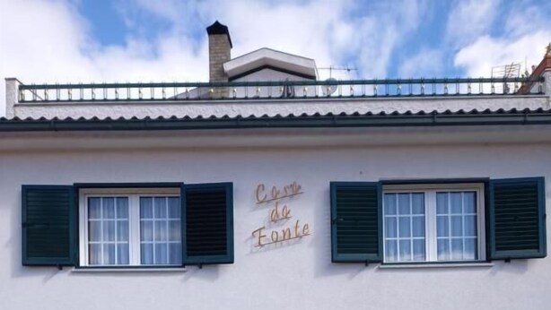 A building with a stone facade, a white door, and a sign that reads 'Casa de Fonte'. - Casa da Fonte (Peso da Regua)