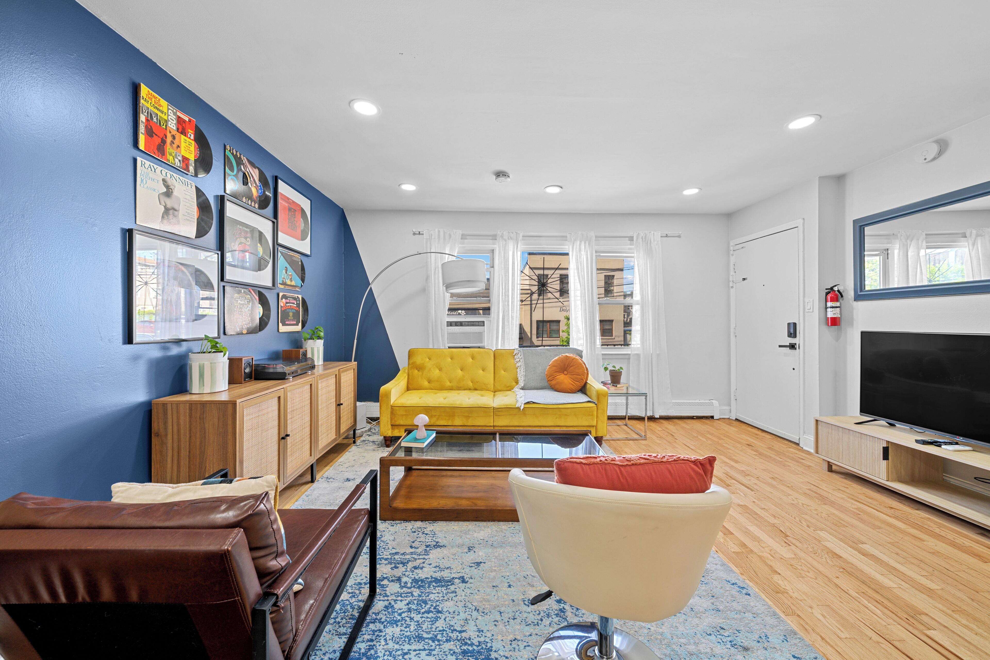 Three Bedrooms | Bright Living Room | Free Parking - 저지섬