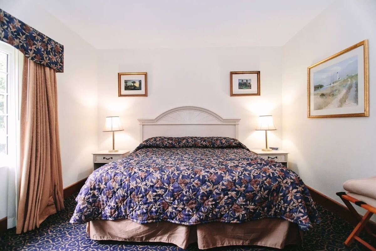 Executive Suite | WiFi (free), bed sheets