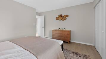 2 bedrooms, desk, iron/ironing board, WiFi