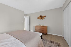 2 bedrooms, desk, iron/ironing board, WiFi