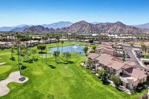 A residential area with houses, a golf course, and mountains in the background. - Remodeled 1-Bedroom on the Palm Royale Country Club Golf Course in La Quinta (La Quinta)
