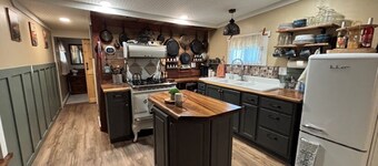 Cozy 2-bedroom house in Willard near beautiful Seneca Lake with air conditioning