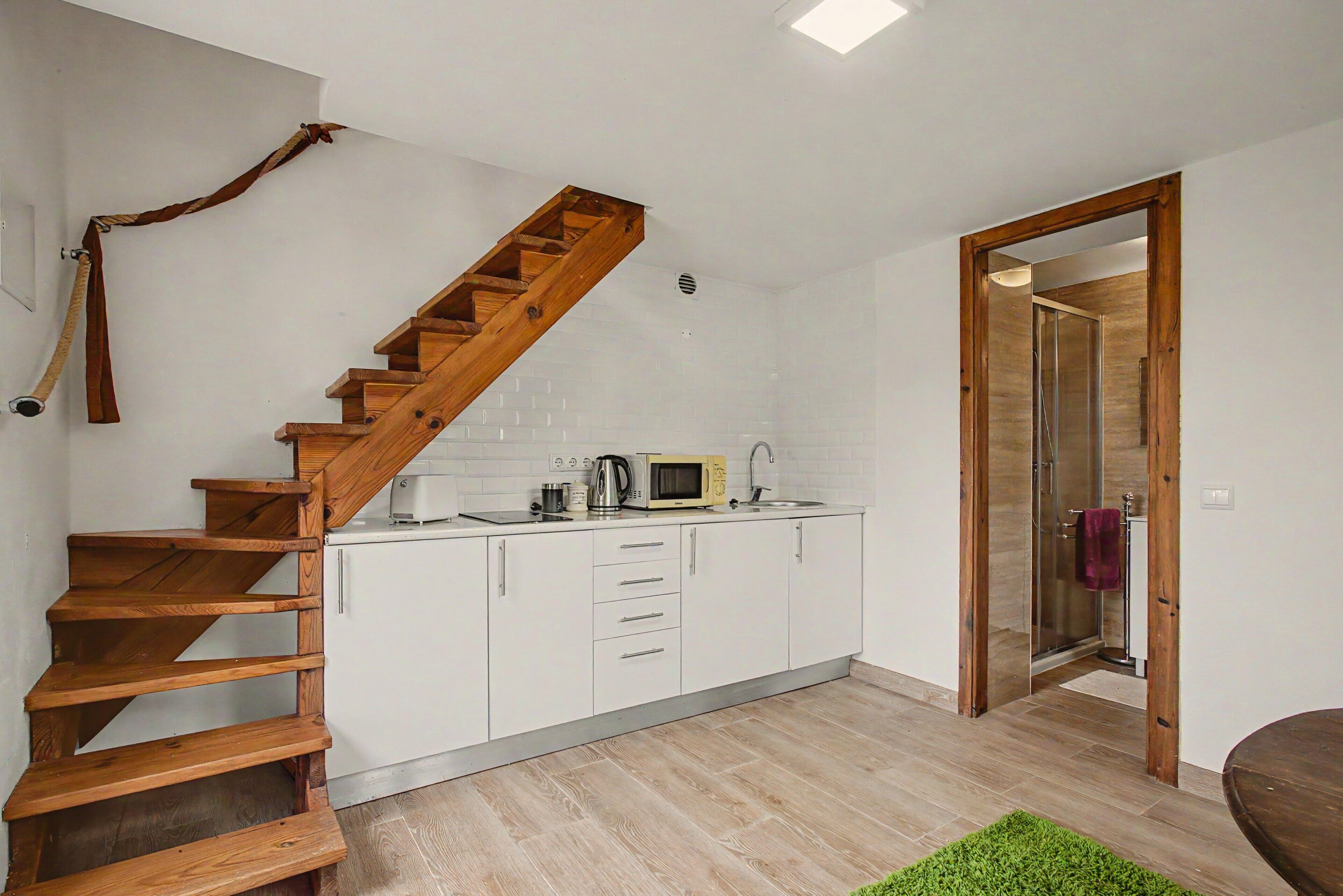 Frigorífico, microondas, placa de cocina y hervidor eléctrico