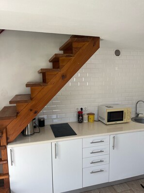 Private kitchen - Chalet 'The Dovecote' with Shared Pool, Shared Garden and Wi-Fi (Alvorninha)