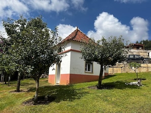 Exterior - Chalet 'The Dovecote' with Shared Pool, Shared Garden and Wi-Fi (Alvorninha)