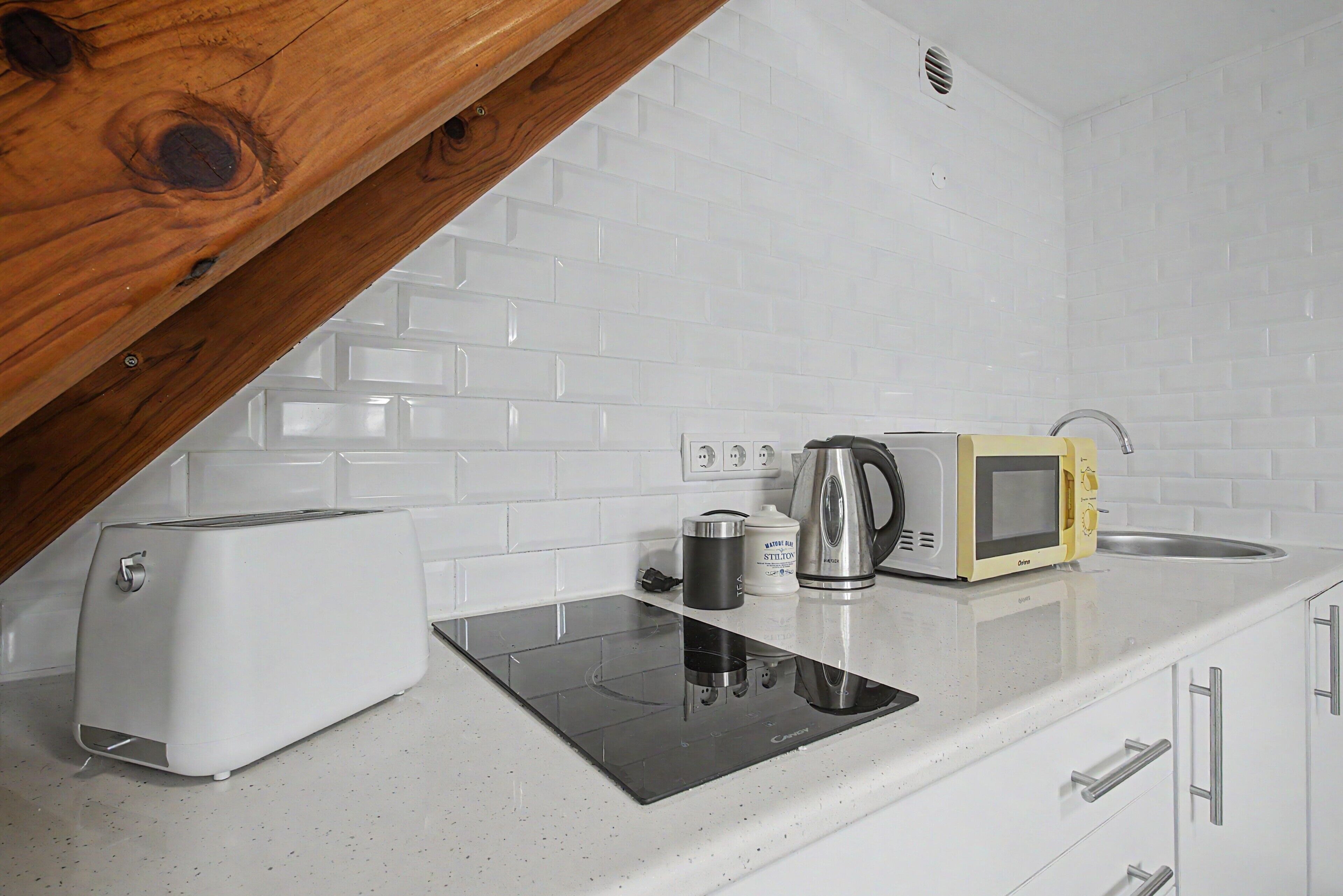 Frigorífico, microondas, placa de cocina y hervidor eléctrico