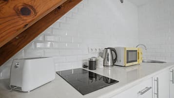 Frigorífico, microondas, placa de cocina y hervidor eléctrico