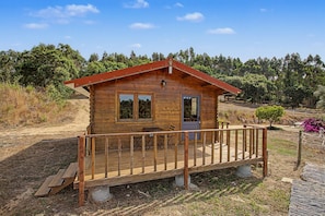 A small wooden cabin with a porch, a door, and a window. - Chalet 'Valley View' with Shared Pool, Shared Garden and Wi-Fi (Alvorninha)